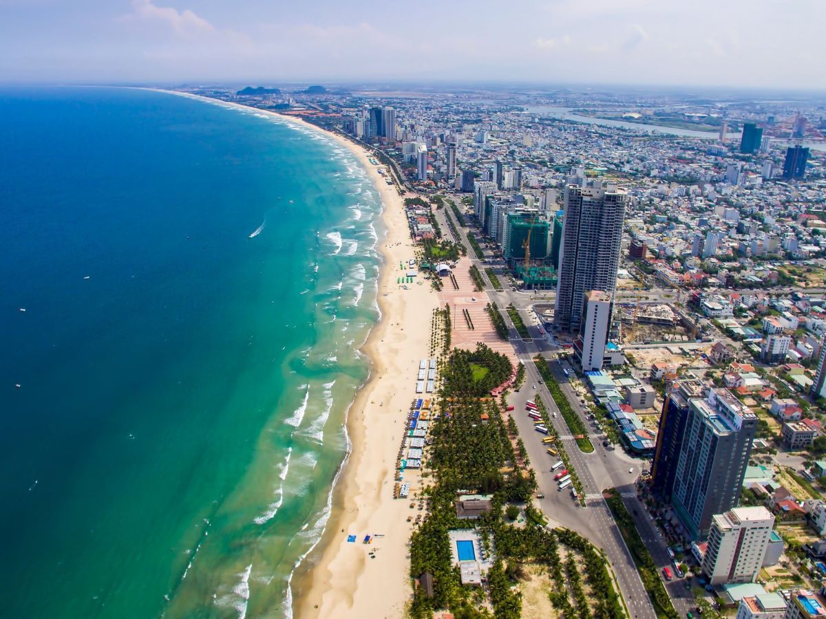 Tắm biển Mỹ Khê là một trải nghiệm thú vị khi du lịch Đà Nẵng 3 ngày 2 đêm