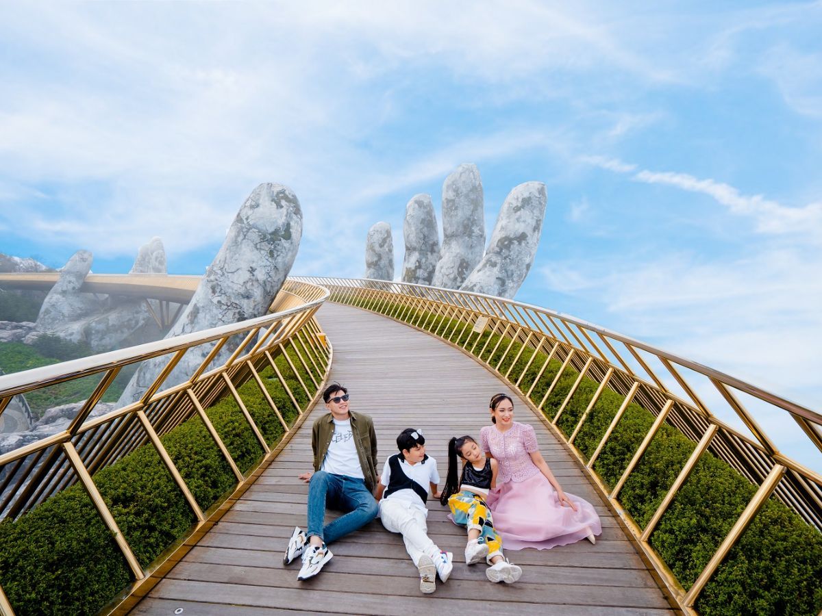 Cầu Vàng là địa điểm chụp ảnh sống ảo đẹp lung linh khi du lịch Đà Nẵng