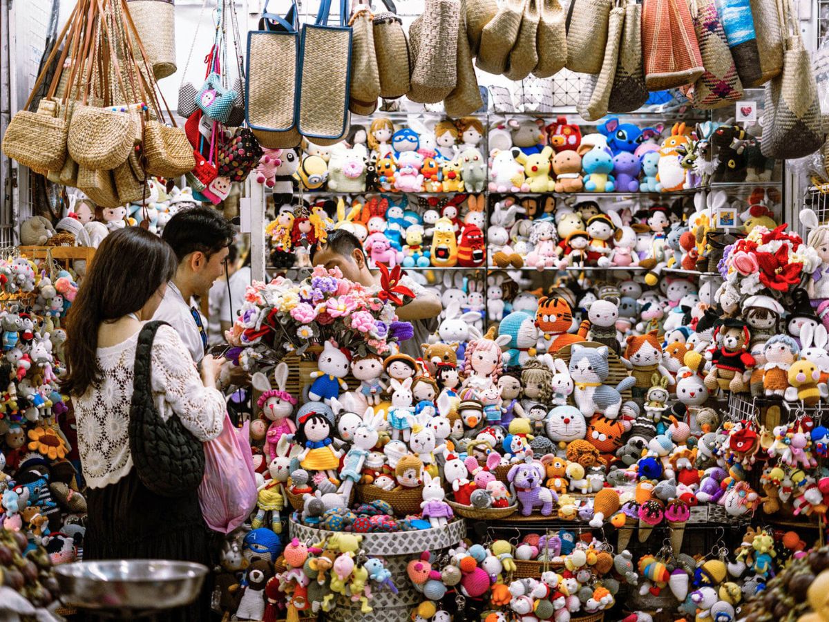 Du khách có thể mua sắm quà thỏa thích khi du lịch Đà Nẵng