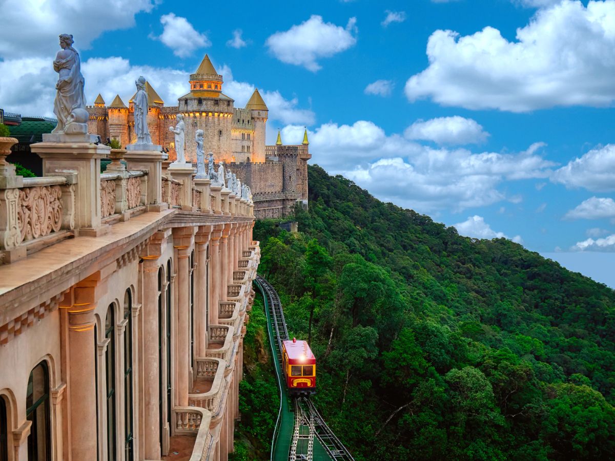 Thời tiết đẹp là cơ hội thuận lợi để du khách trải nghiệm tàu hỏa leo núi ở Sun World Ba Na Hills