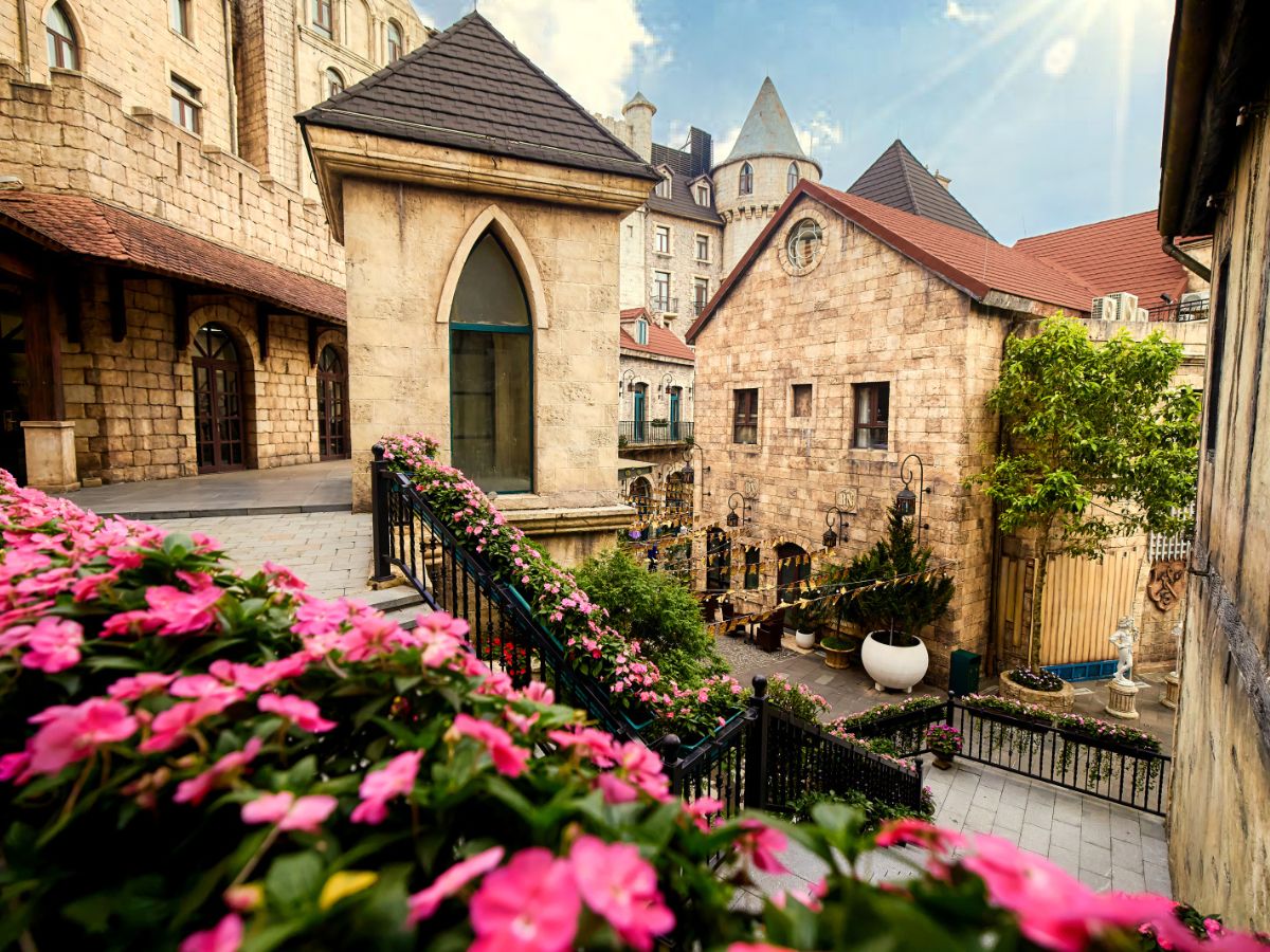 Làng Pháp với khung cảnh xinh đẹp thu hút du khách khi đến Đà Nẵng