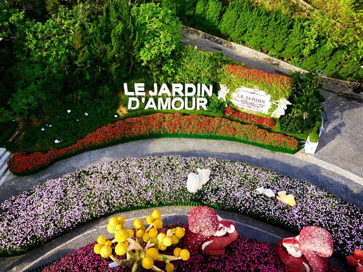 Khung cảnh rực rỡ sắc màu tại vườn hoa Le Jardin D'Amour