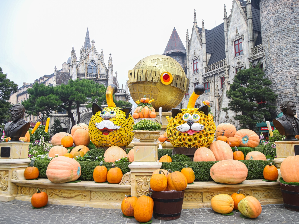 Khu vườn bí ngô được thiết kế tỉ mỉ, công phu là điểm check-in yêu thích của du khách.