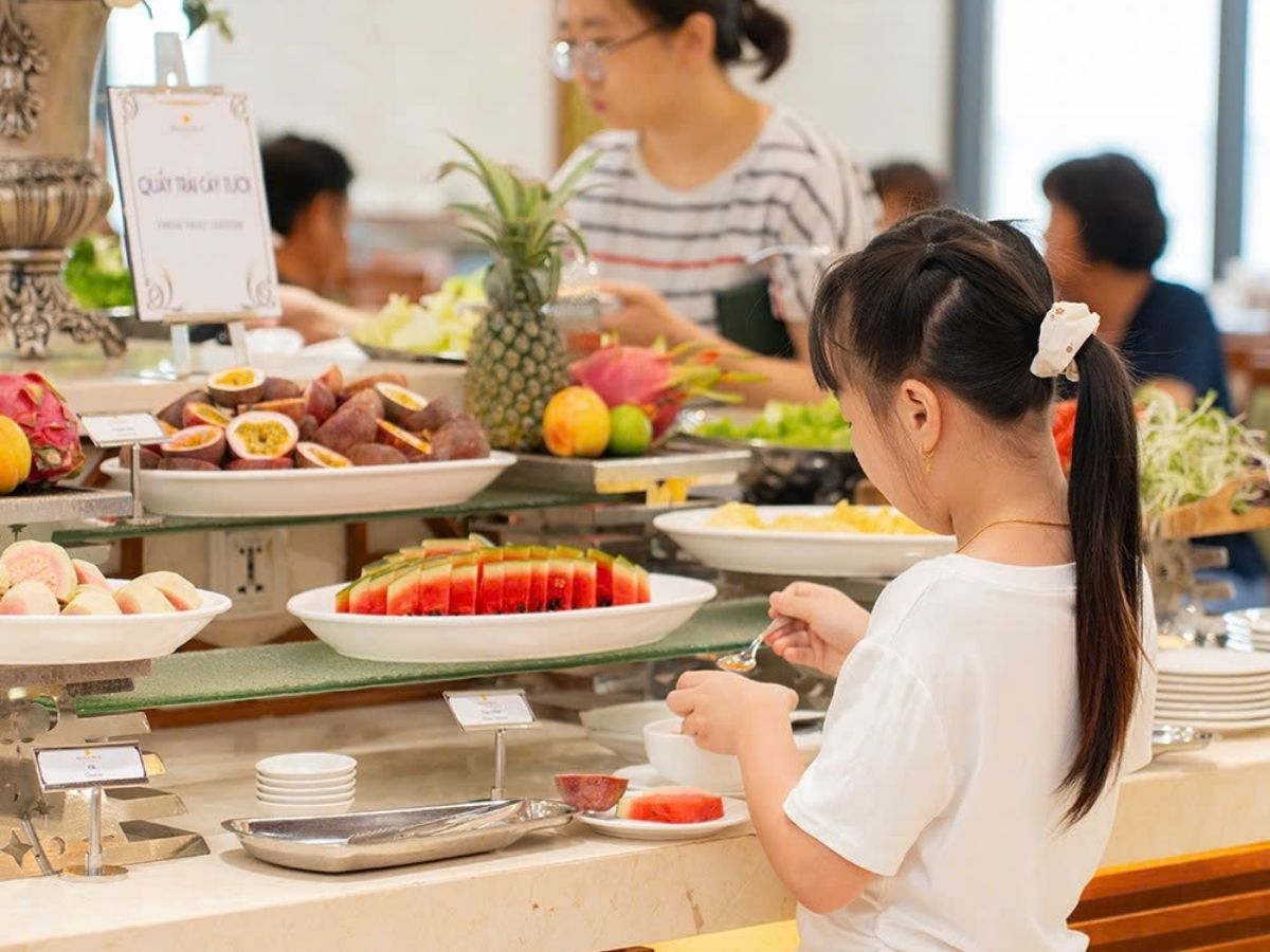 Nhà hàng Maria Restaurant phục vụ buffet sáng đa dạng với hơn 60 món Á - Âu, đặc biệt có góc ẩm thực trẻ em