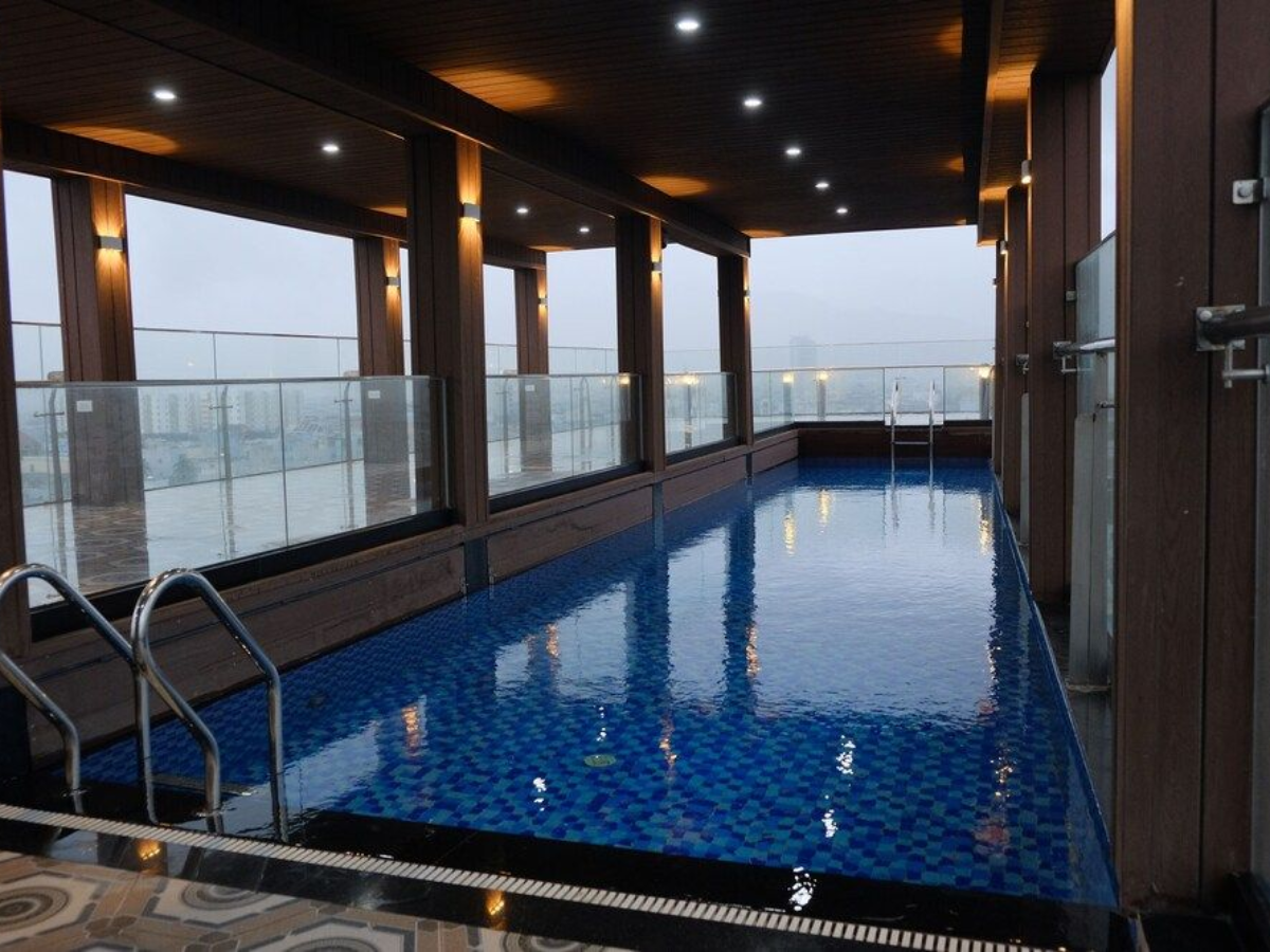 Hồ bơi trong nhà tiện lợi cho du khách
