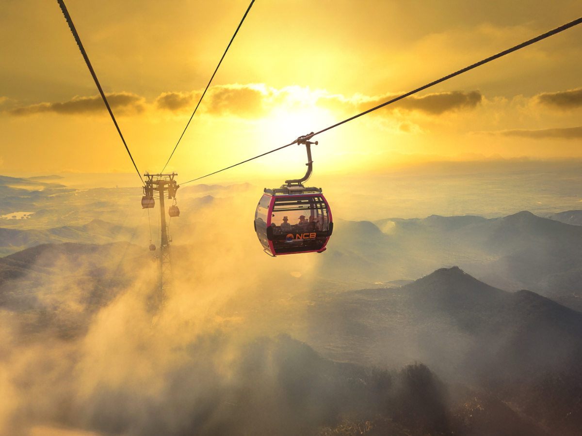 Du khách trải nghiệm cáp treo tại Sun World Ba Na Hills