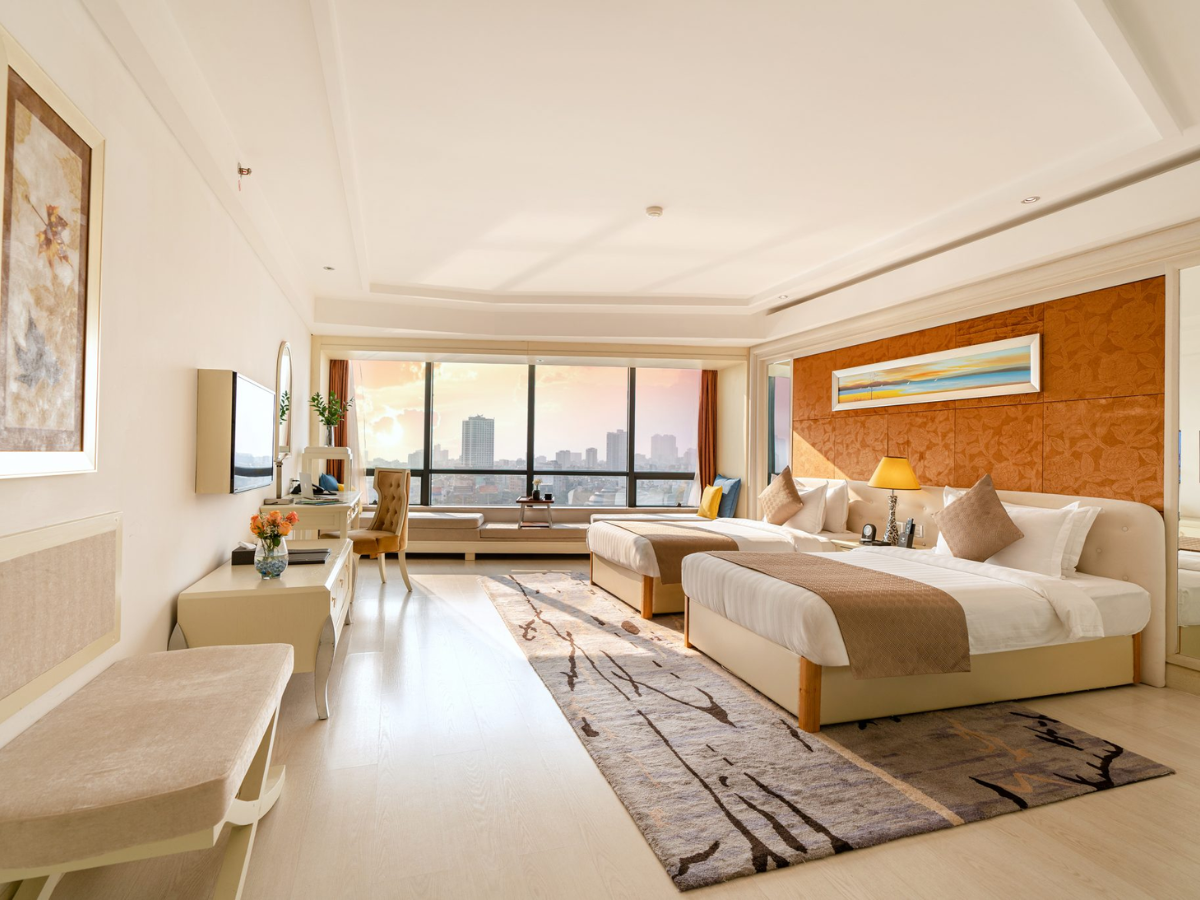 Phòng hạng Junior Suite có tầm nhìn hướng ra sông với không gian rộng rãi