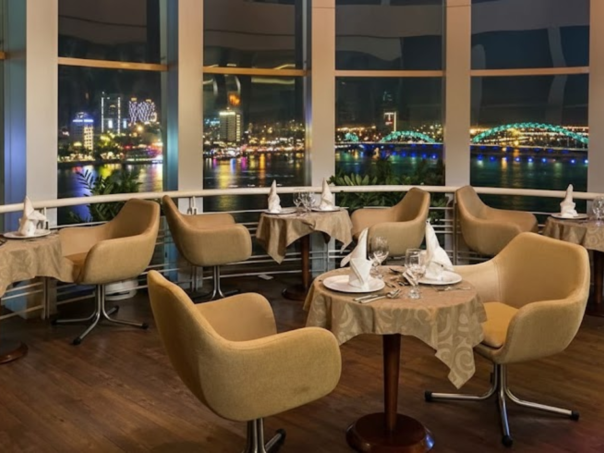 Nhà hàng tại Sun River Hotel ngắm trọn view cầu Rồng về đêm