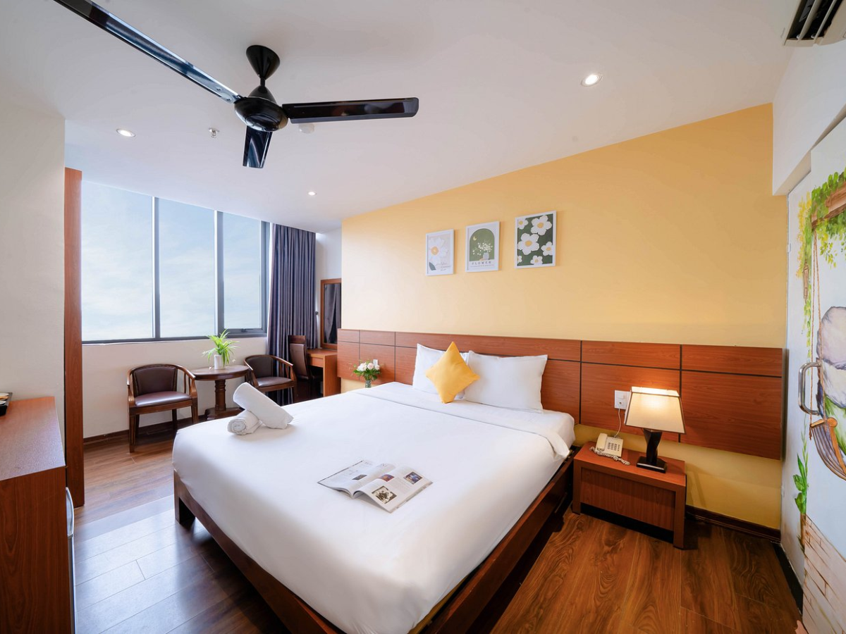 Phòng giường đơn với thiết kế nội thất gần gũi