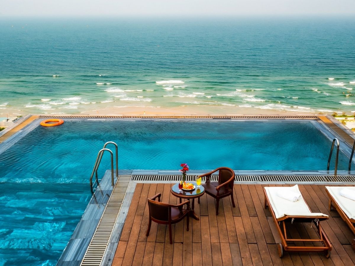 Golden Sea 3 Hotel thu hút du khách nhờ vị trí thuận lợi gần biển Võ Nguyên Giáp