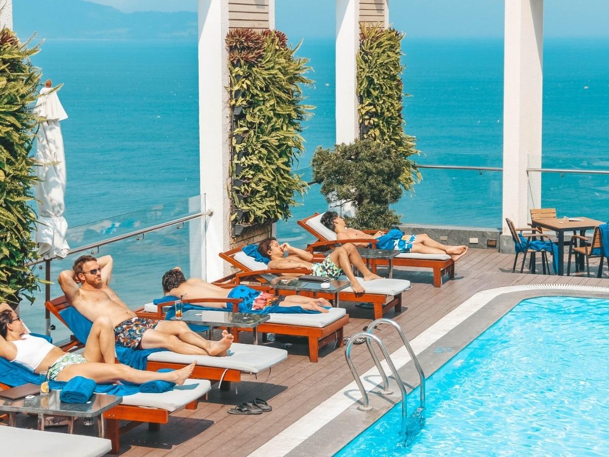 Nhiều khách sạn thiết kế phòng hướng biển với ban công riêng, mang lại trải nghiệm ngắm bình minh tuyệt đẹp