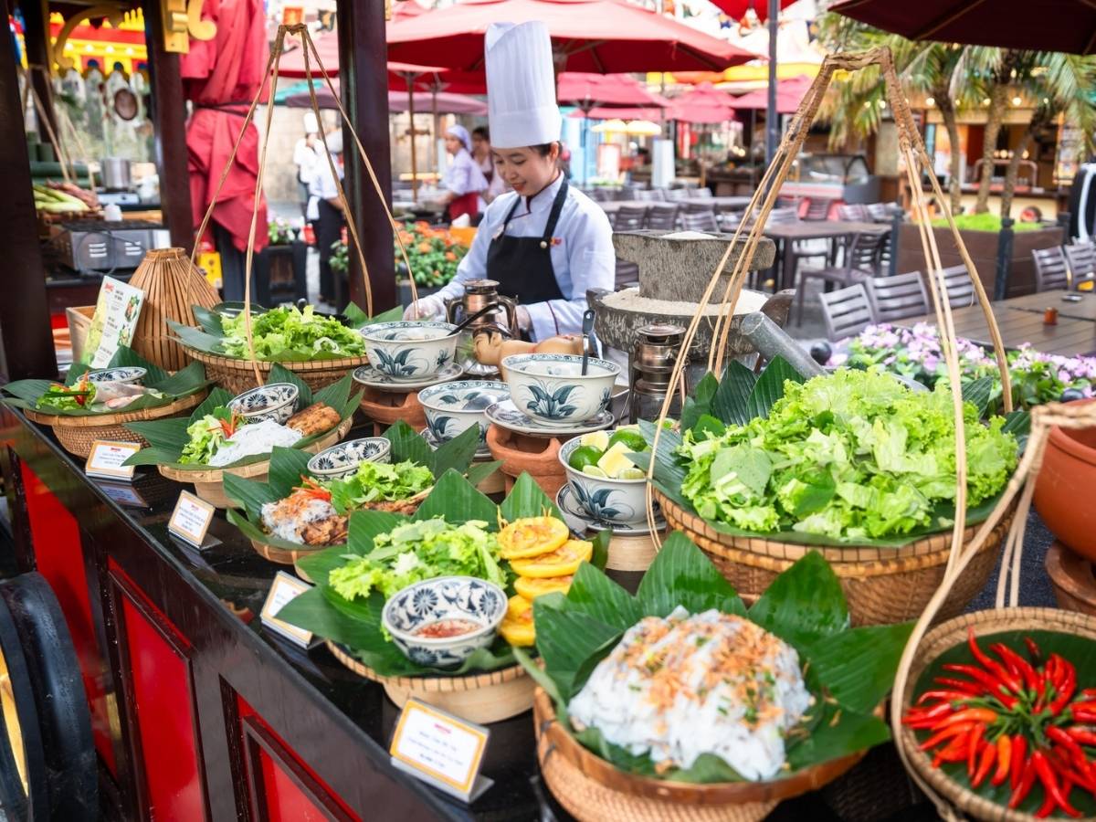 Du khách có thể dừng chân tại nhà hàng trong khu du lịch để thưởng thức ẩm thực miền Trung