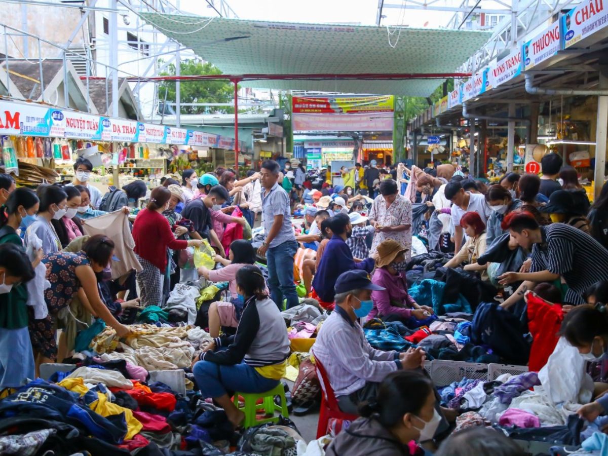 Hoạt động mua bán sôi động tại chợ Cồn Đà Nẵng