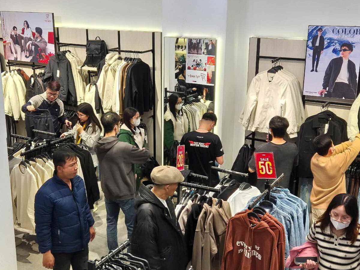 Nhiều du khách lựa chọn mua sắm quần áo ở Đà Nẵng