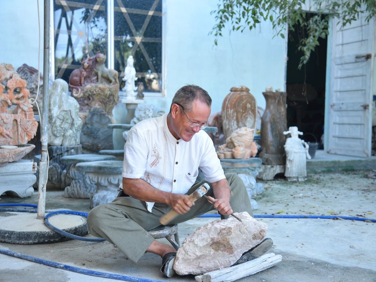 Du khách tham quan làng đá mỹ nghệ Non Nước cần có thái độ lịch thiệp