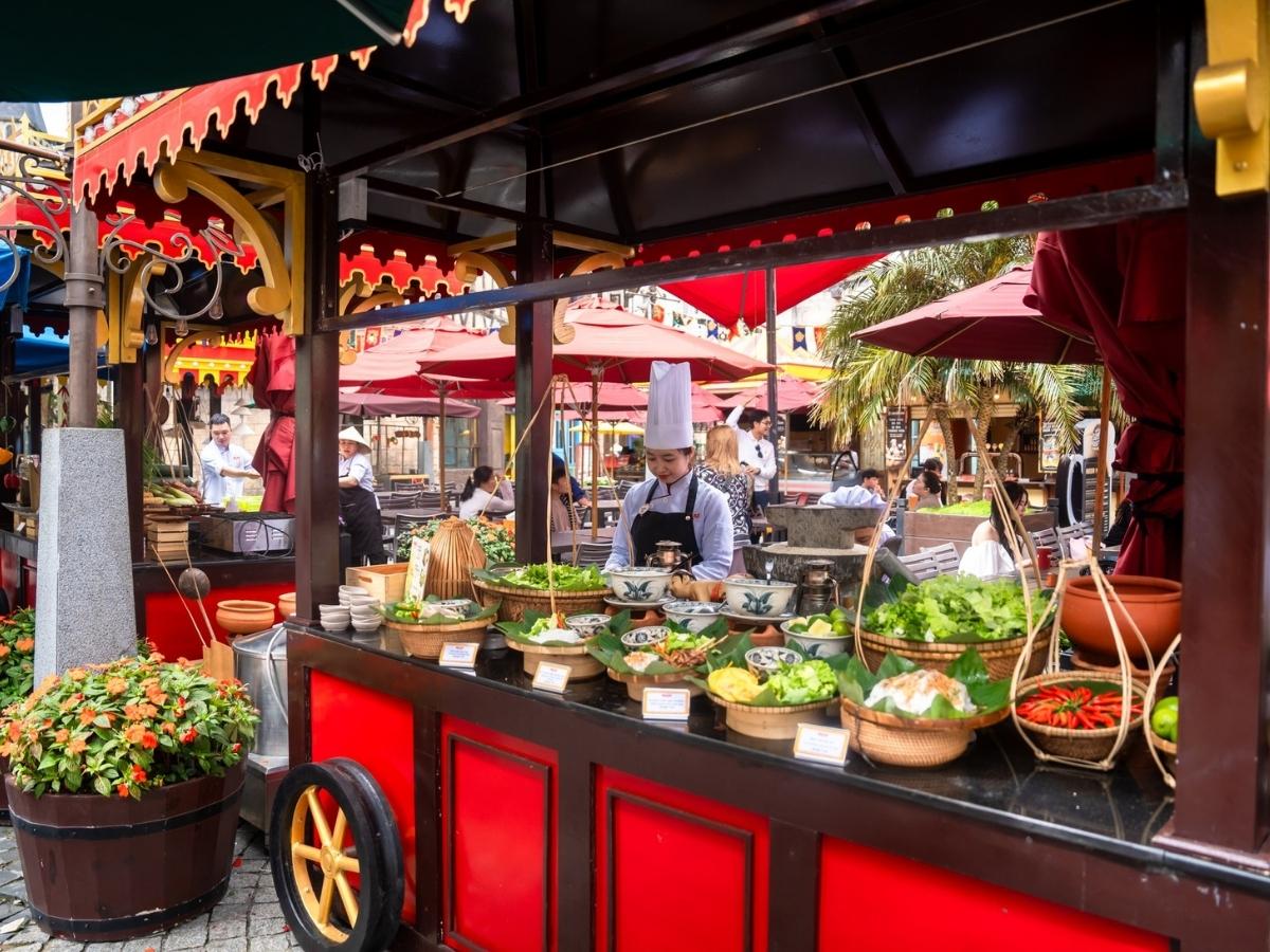 Buổi trưa tại Bà Nà Hills du khách thưởng thức bữa buffet phong phú với nhiều món ăn quốc tế lẫn đặc sản địa phương