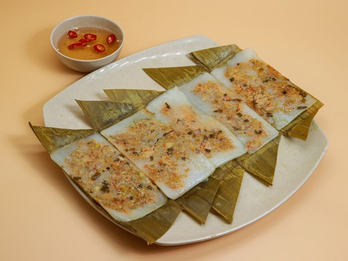 Hương thơm nhẹ của lá gói quyện cùng mùi thơm của nhân tôm thịt, bánh tráng trở nên hấp dẫn