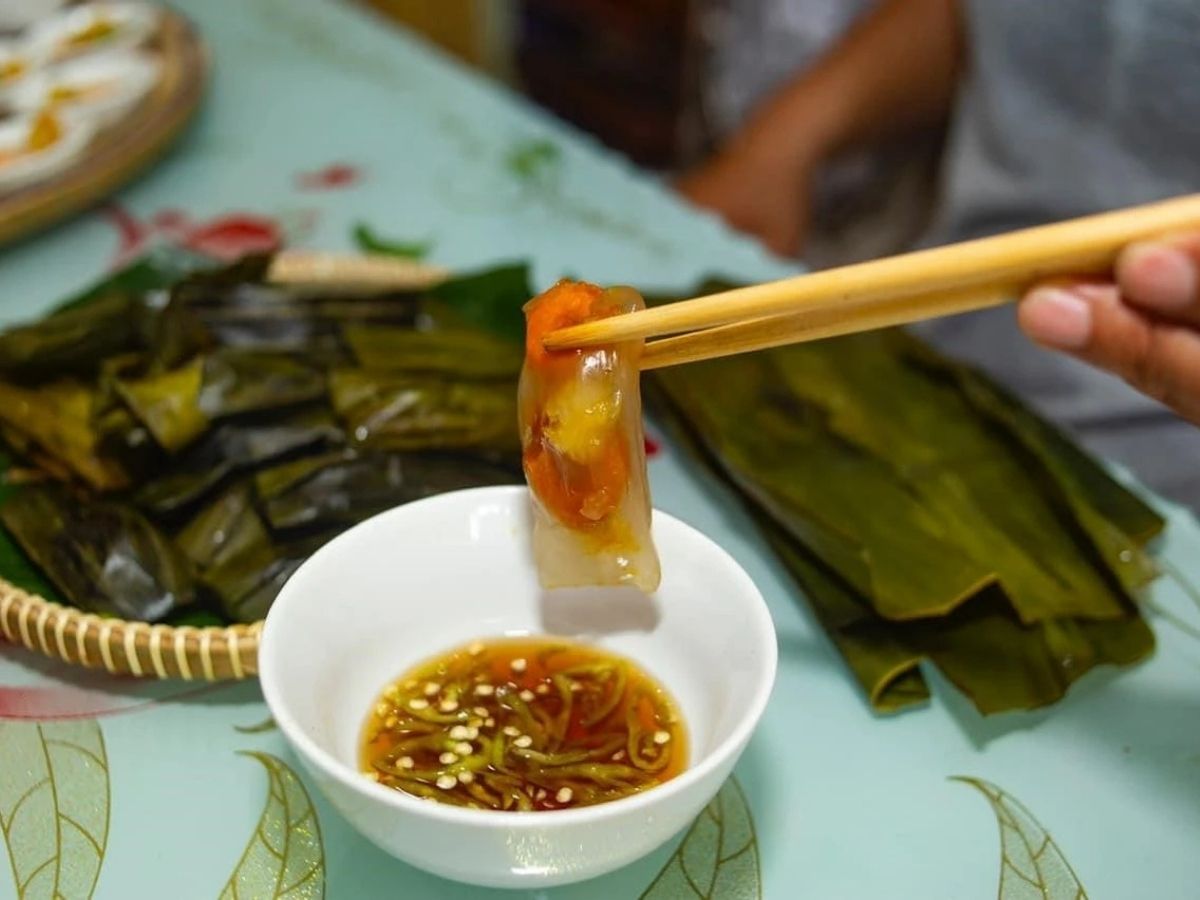 Công đoạn hấp bánh là bước cuối góp phần quyết định chất lượng của bánh lọc Đà Nẵng