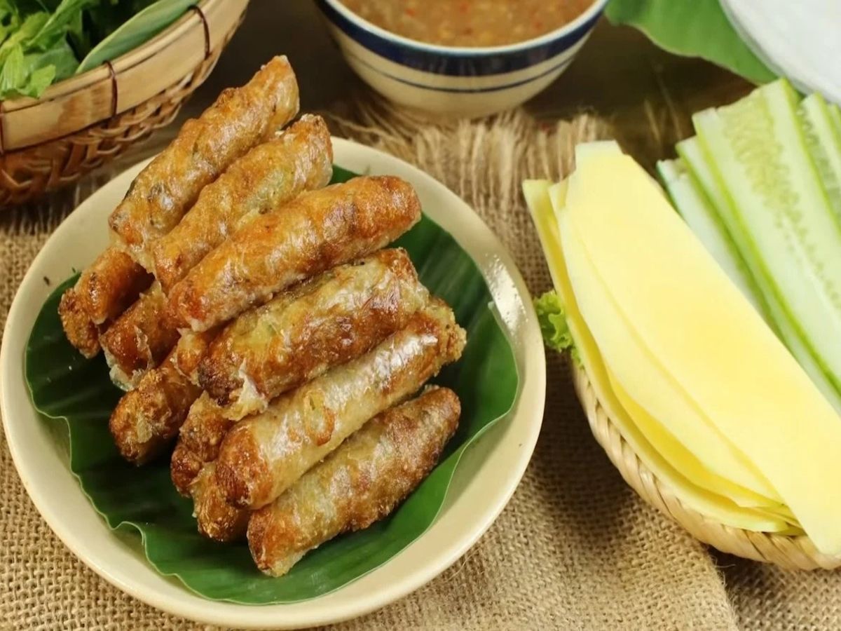 Thưởng thức ram cuốn cải Đà Nẵng lúc còn nóng là lúc cảm nhận rõ nhất sự giòn tan và mùi thơm lan tỏa