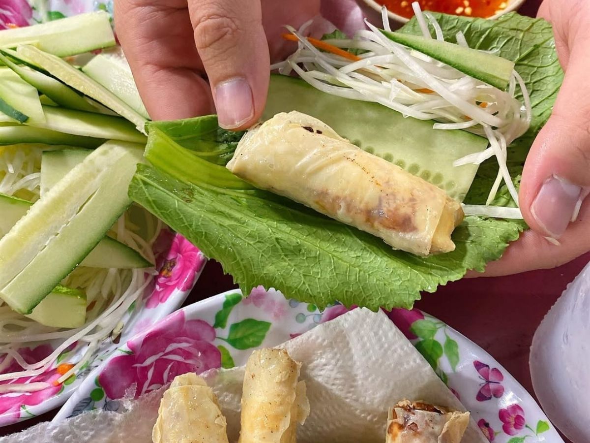 Nên ưu tiên những nơi đông khách, nhận được nhiều phản hồi tích cực về vệ sinh và chất lượng món ăn