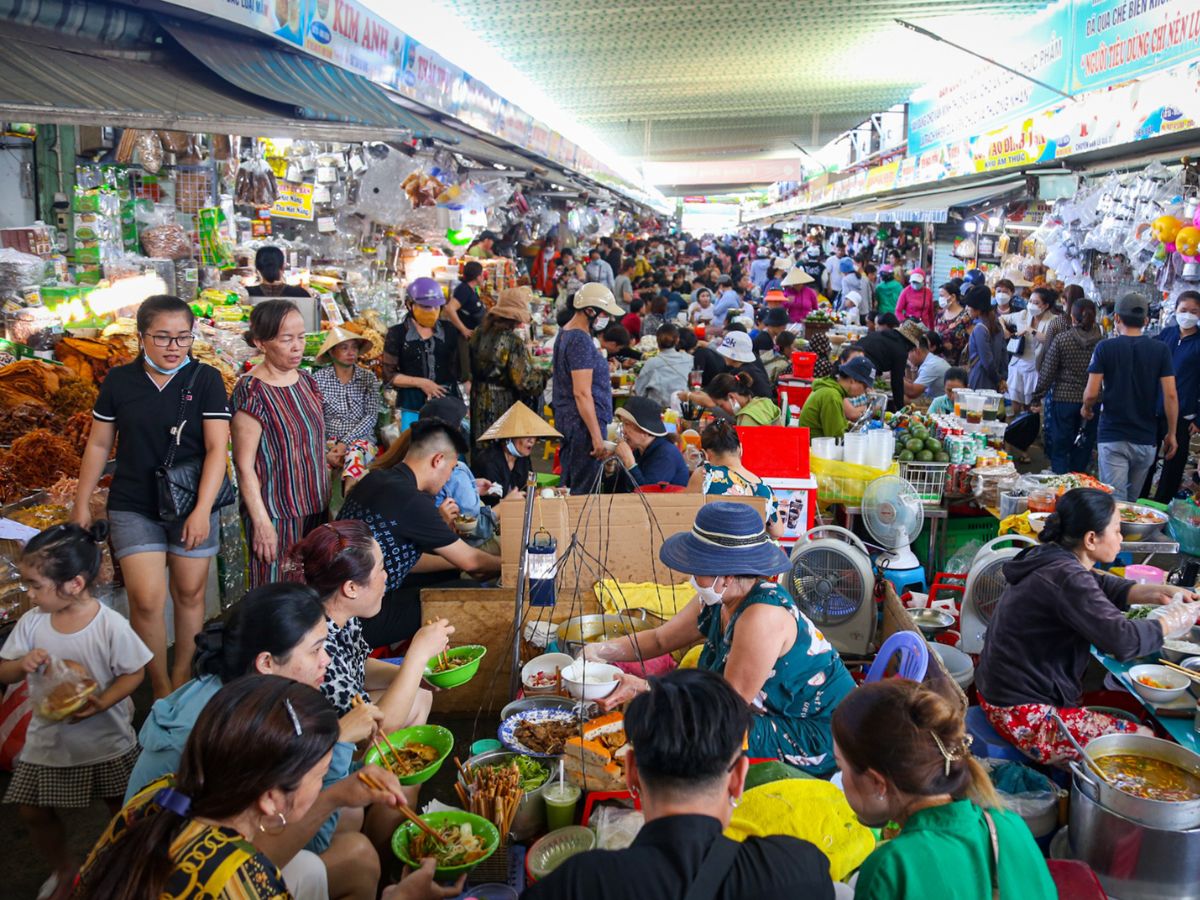 Chợ Cồn Đà Nẵng thu hút rất nhiều tín đồ mê ẩm thực ghé đến mỗi ngày