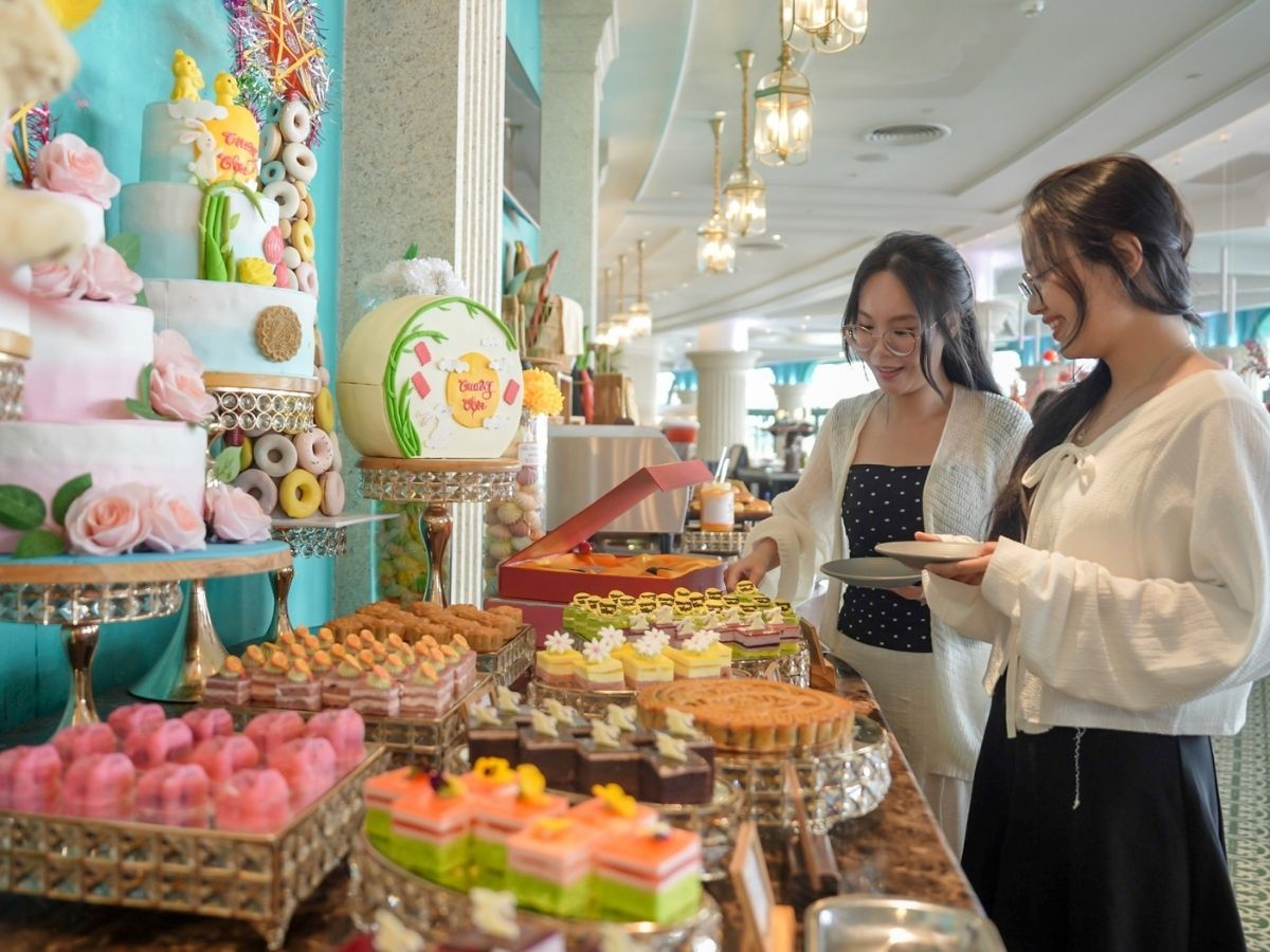 Buổi trưa, du khách có thể dành thời gian thưởng thức buffet đa dạng giữa không gian sang trọng tại Bà Nà Hills giữa thiên nhiên.