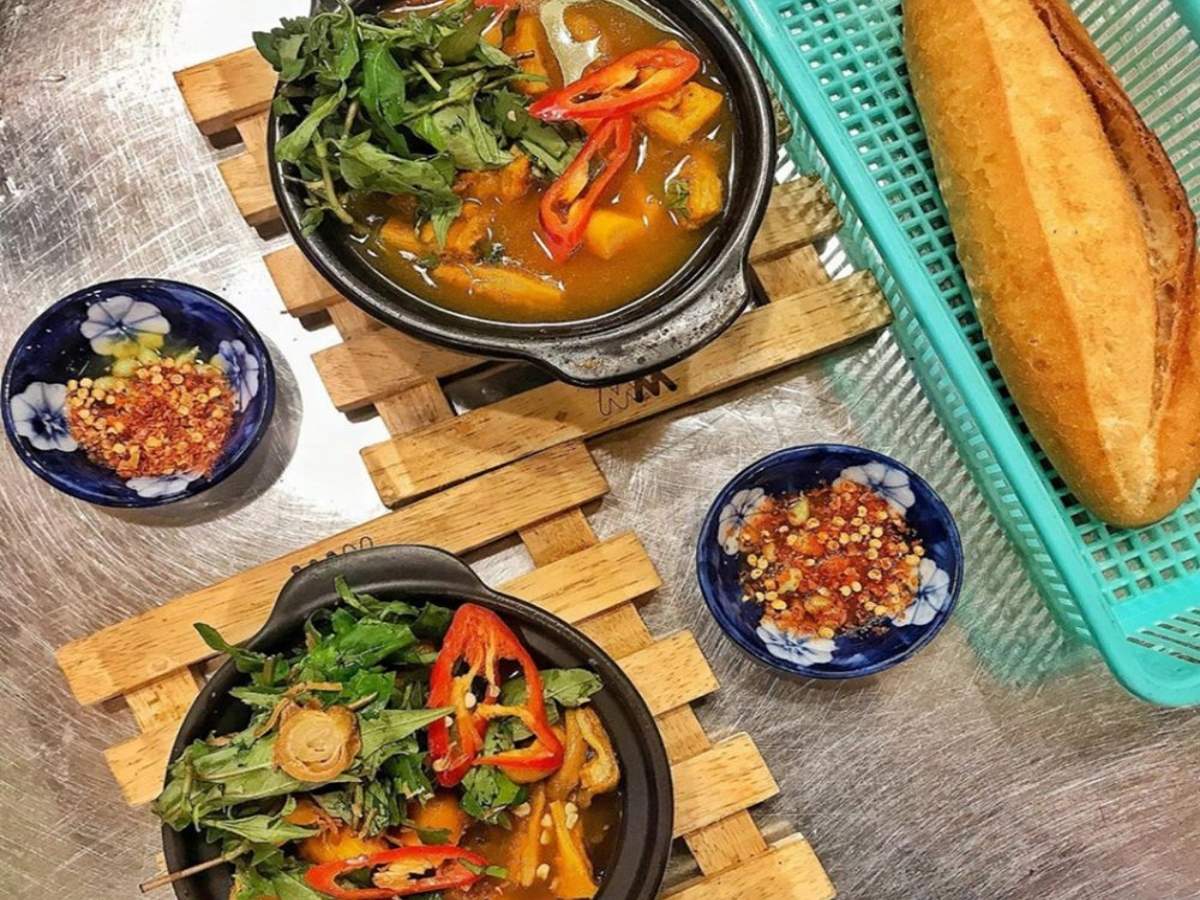 Tại Đà Nẵng, phá lấu được thay đổi để phù hợp với khẩu vị địa phương giảm vị ngọt nhấn mạnh vào vị cay đặc trưng.