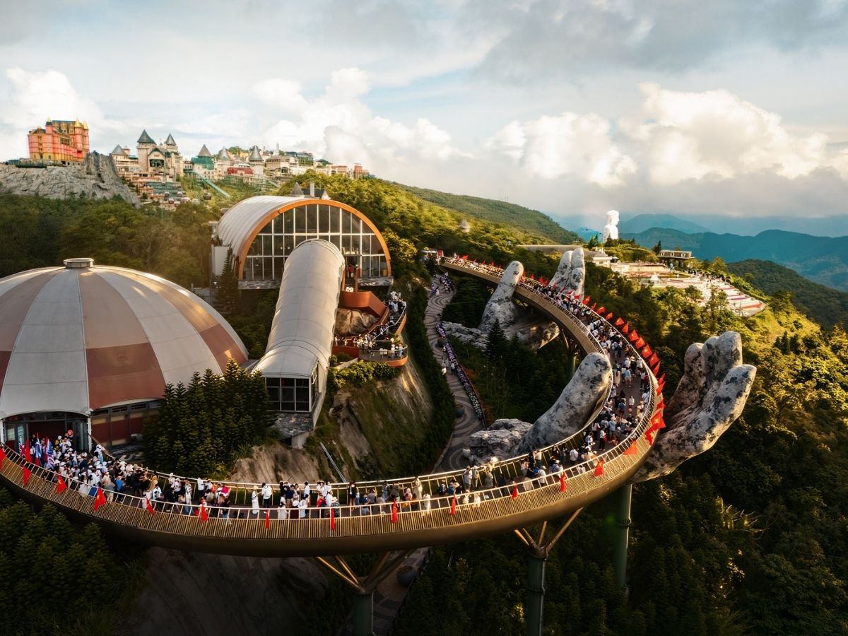 Một trong những nơi nổi bật nhất là Sun World Ba Na Hills, khu du lịch nằm giữa núi rừng hùng vĩ với khung cảnh tuyệt đẹp