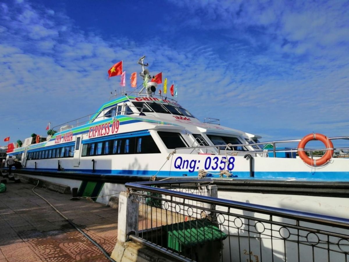 Việc đặt vé tàu qua chặng Sa Kỳ đến Lý Sơn khá thuận tiện nhờ nhiều hãng tàu cao tốc hoạt động liên tục