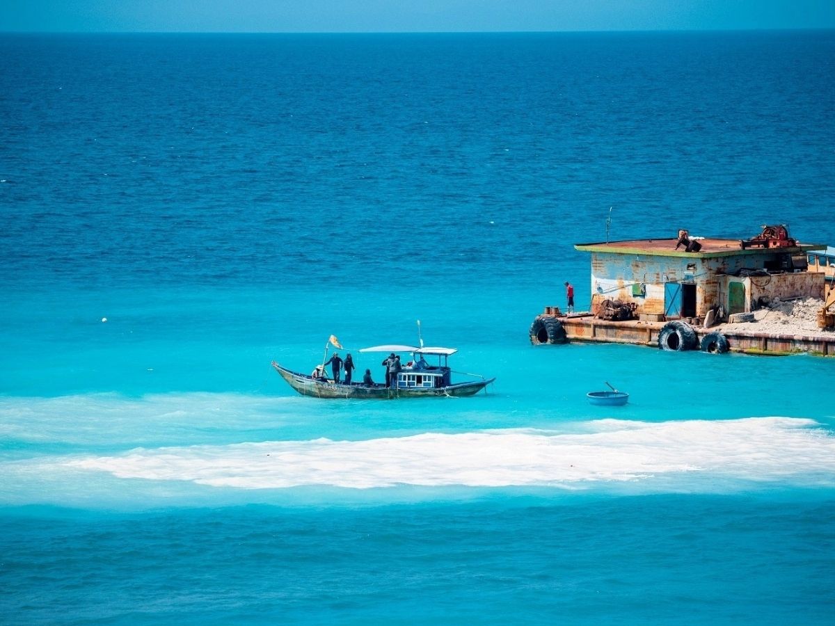 Lý Sơn là nơi hội tụ nét đẹp tự nhiên của biển đảo với làn nước xanh biếc, bãi cát trắng trải dài và những cánh đồng tỏi