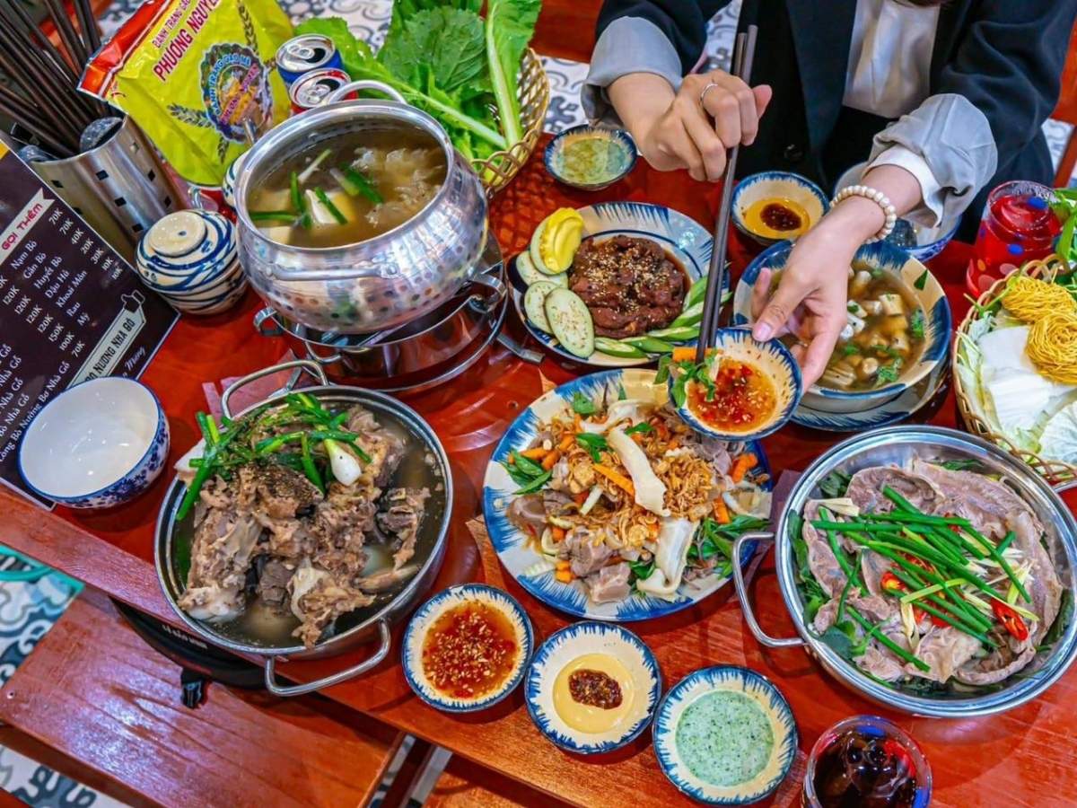 Một bữa lẩu bò Đà Nẵng sẽ đầy đủ hơn khi kết hợp thêm những món phụ từ bò