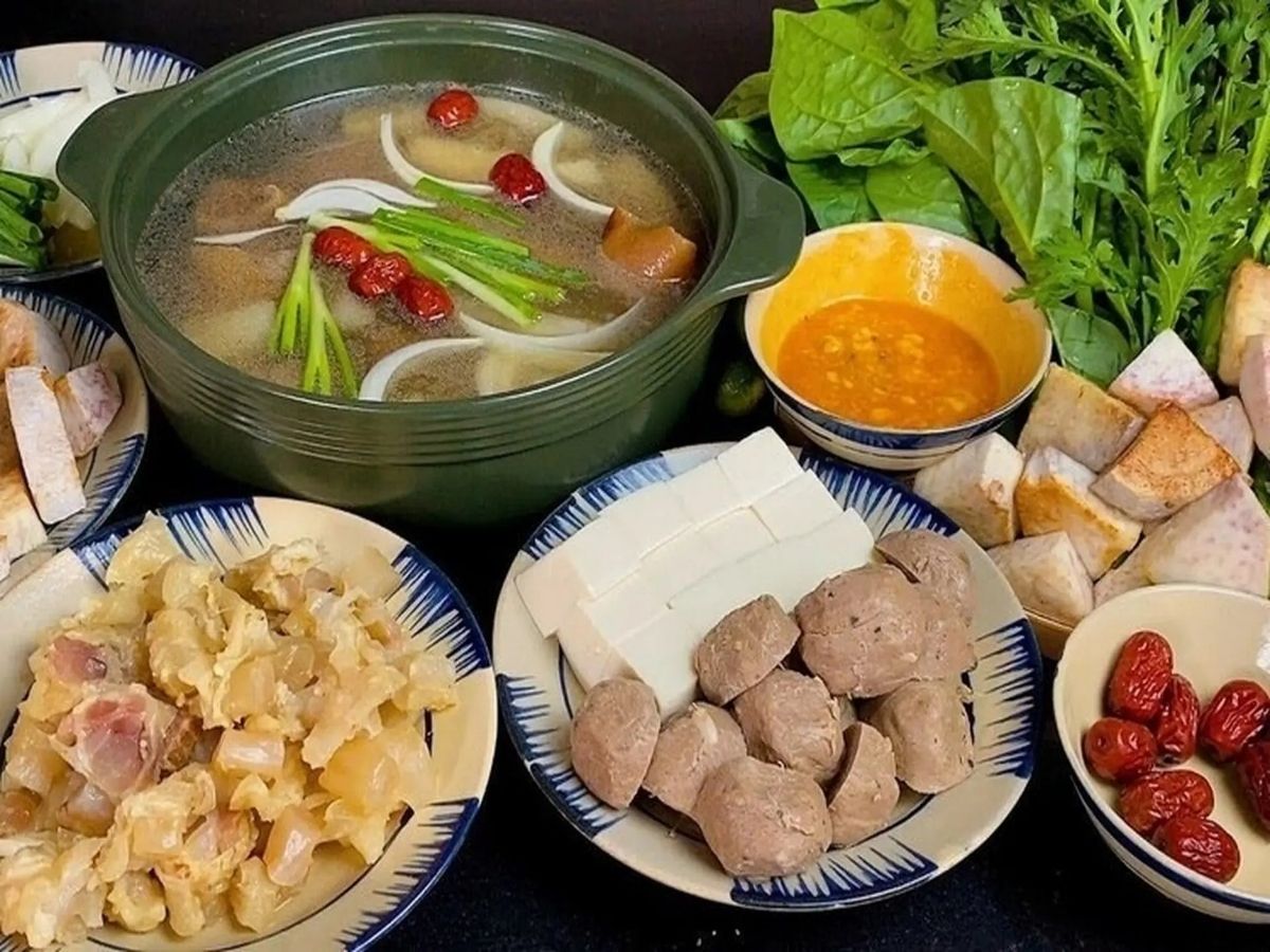 Yếu tố làm nên sức hấp dẫn của lẩu bò Đà Nẵng chính là phần nước dùng được ninh từ xương bò trong nhiều giờ