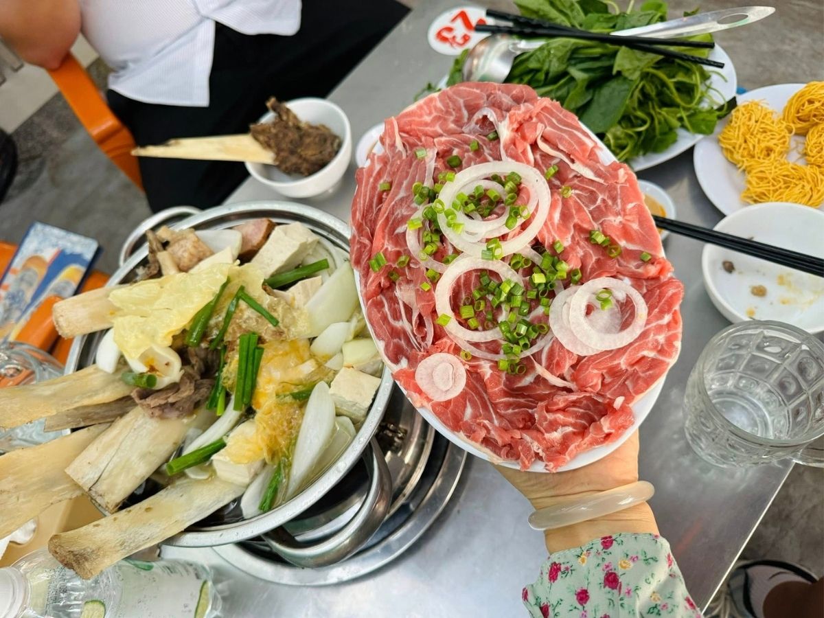 Lẩu bò Đà Nẵng tại đây nổi bật với đa dạng từ gân, nạm, bò viên, cho thực khách nhiều lựa chọn hơn