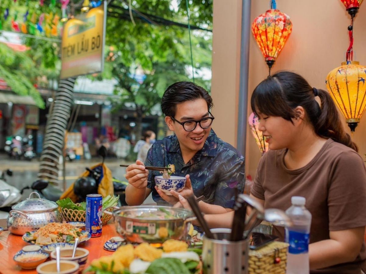 Lẩu bò Nhà Gỗ ghi dấu ấn bởi không gian truyền thống với thiết kế gỗ mộc, ấm áp và gần gũi