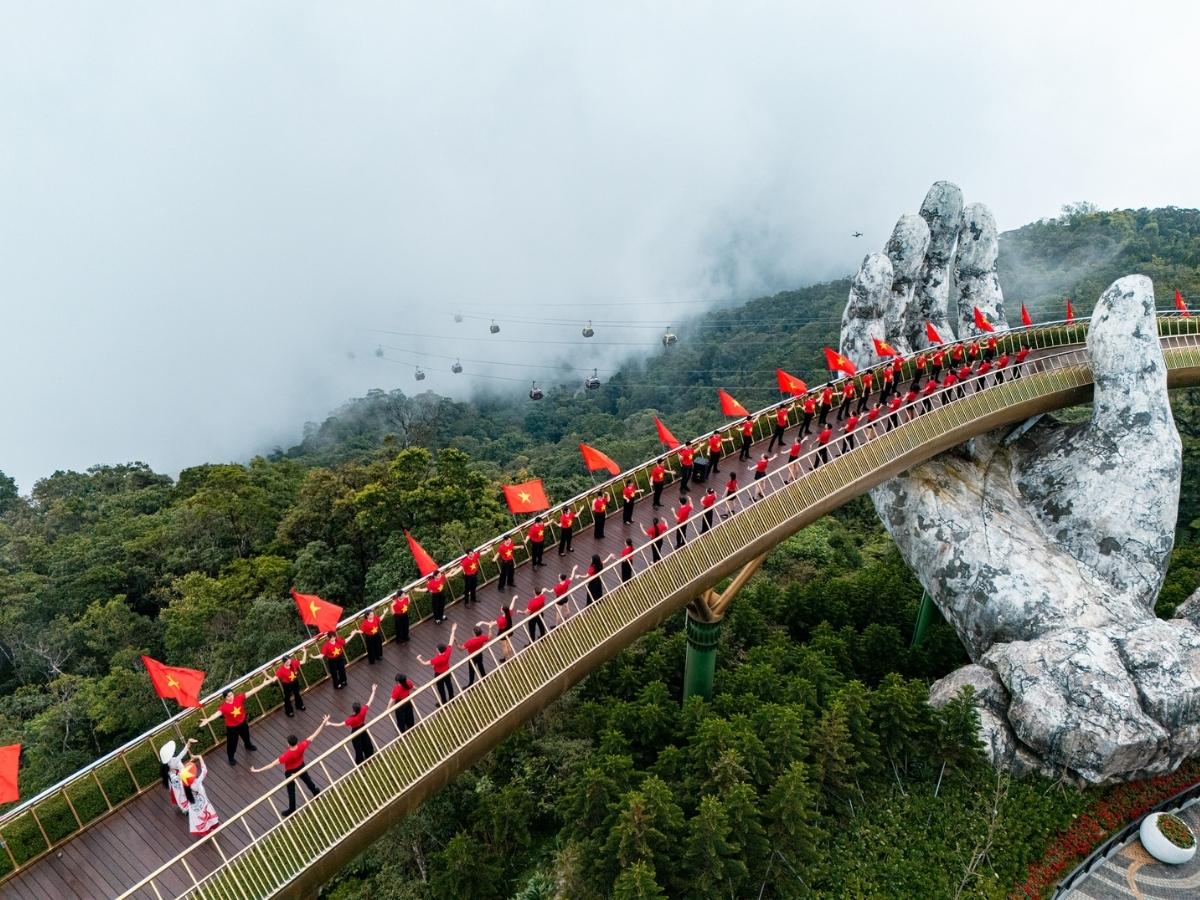 Sun World Ba Na Hills nơi bạn có thể tận hưởng khí hậu trong lành và check-in tại cầu Vàng nổi tiếng thế giới