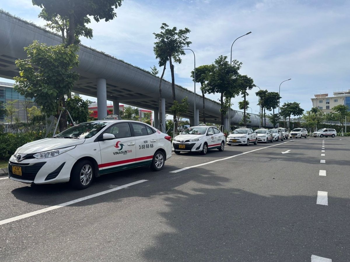 Taxi tại hai thành phố này rất phổ biến, du khách có thể dễ dàng gọi xe ở bất kỳ đâu