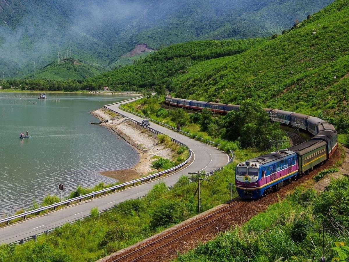 Cung đường sắt qua đèo Hải Vân được đánh giá là một trong những chặng tàu đẹp Việt Nam