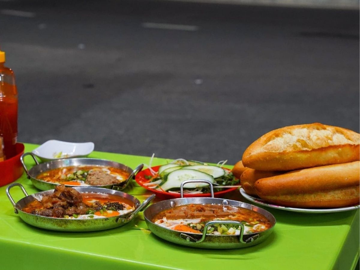 Bánh mì Cô Thông gây ấn tượng mạnh mẽ với món bánh mì chảo độc đáo