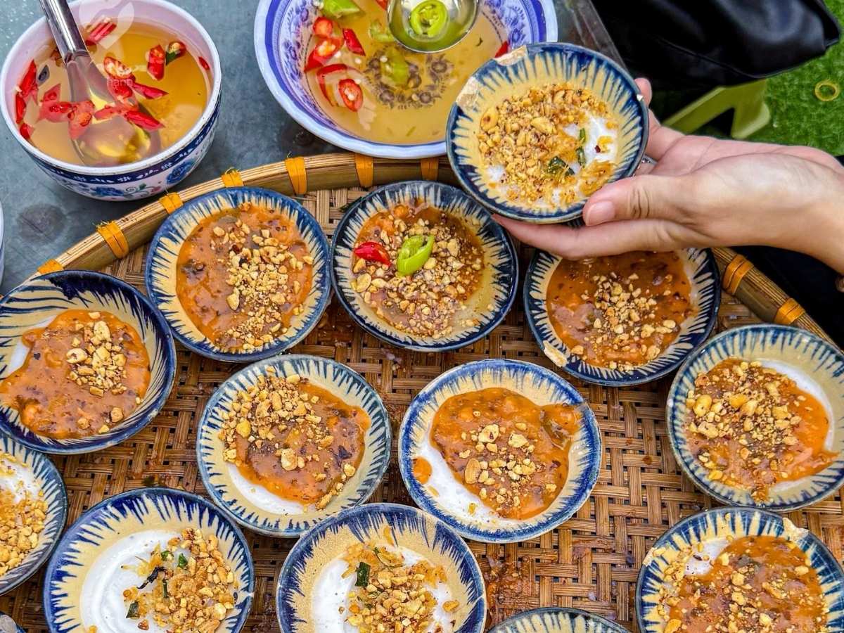 Bánh bèo tại đây được chế biến theo cách truyền thống, với lớp bột mềm mịn và phần lạc rắc lên tạo nên hương vị hấp dẫn