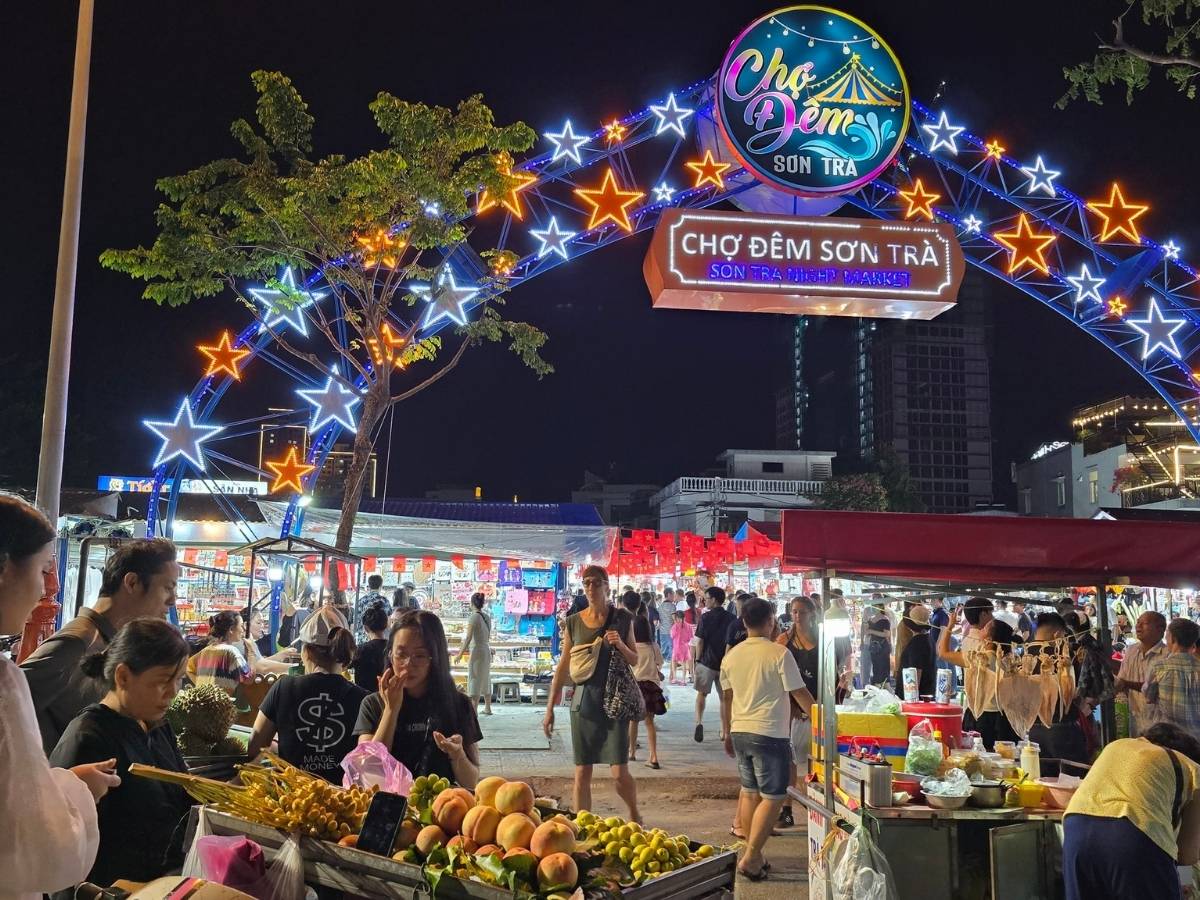 Khu vực chợ đêm Sơn Trà mang lại trải nghiệm ẩm thực đêm đầy màu sắc, hội tụ nhiều loại đặc sản địa phương