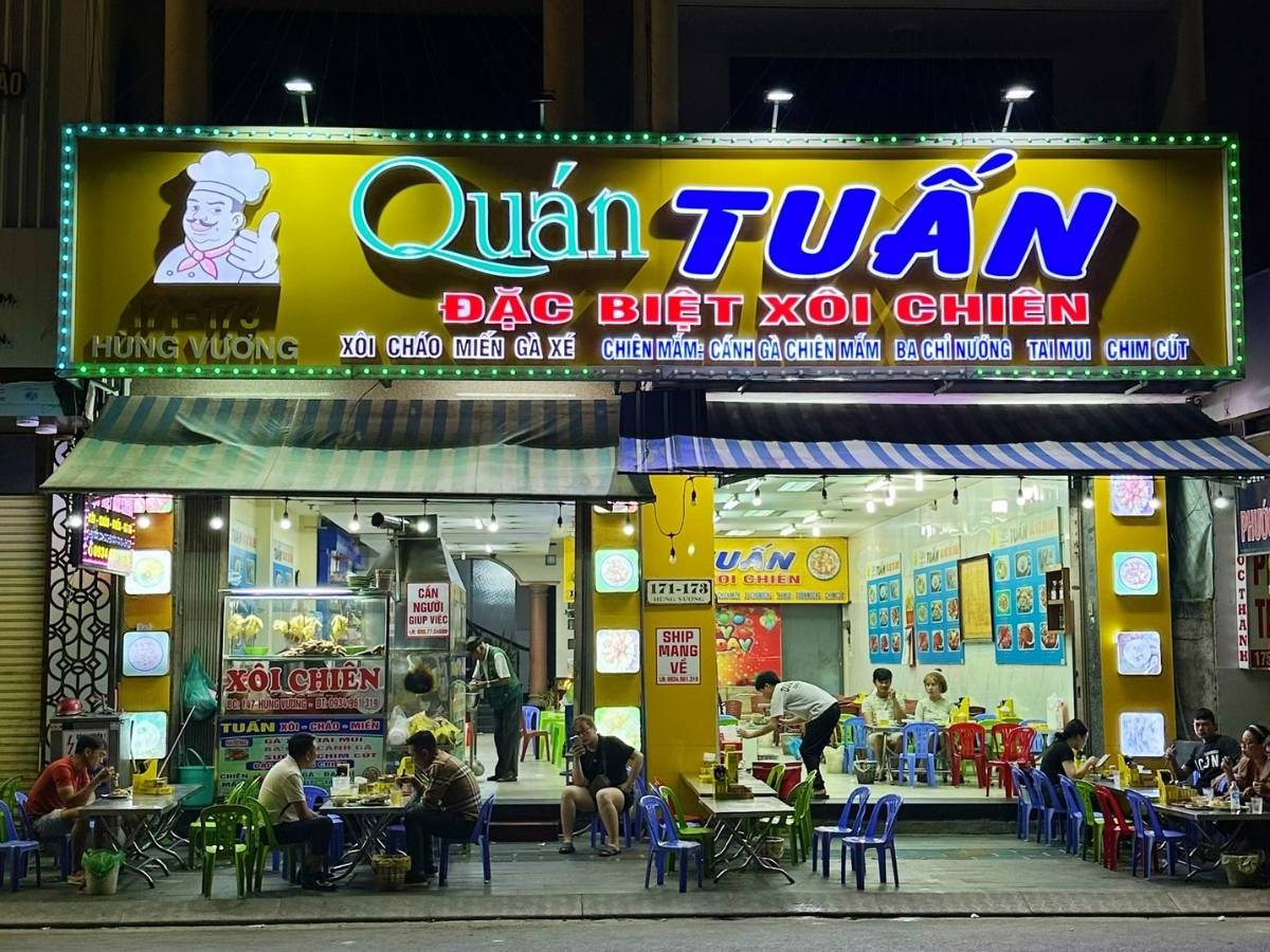 Nằm trên đường Hùng Vương, Quán Tuấn xôi chiên là lựa chọn quen thuộc