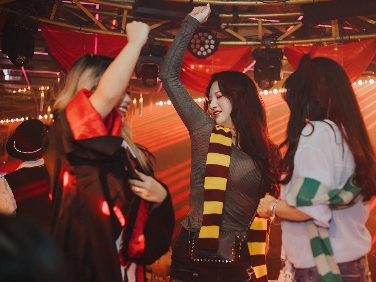 New Golden Pine Pub & Club ghi điểm với không gian rộng rãi đủ sức chứa hàng trăm khách cùng lúc