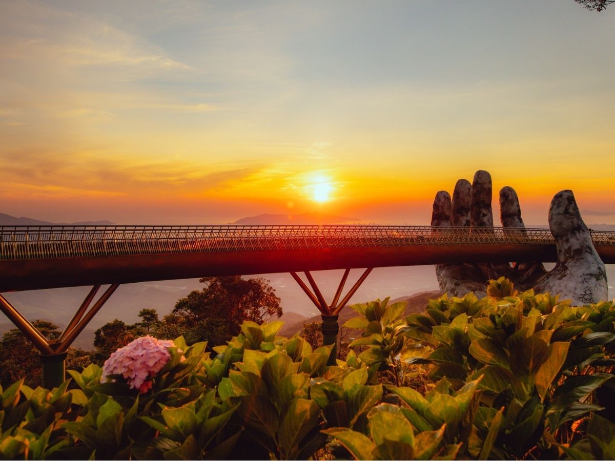 Một ngày lý tưởng tại Đà Nẵng có thể bắt đầu bằng chuyến tham quan Sun World Ba Na Hills với cầu Vàng nổi tiếng