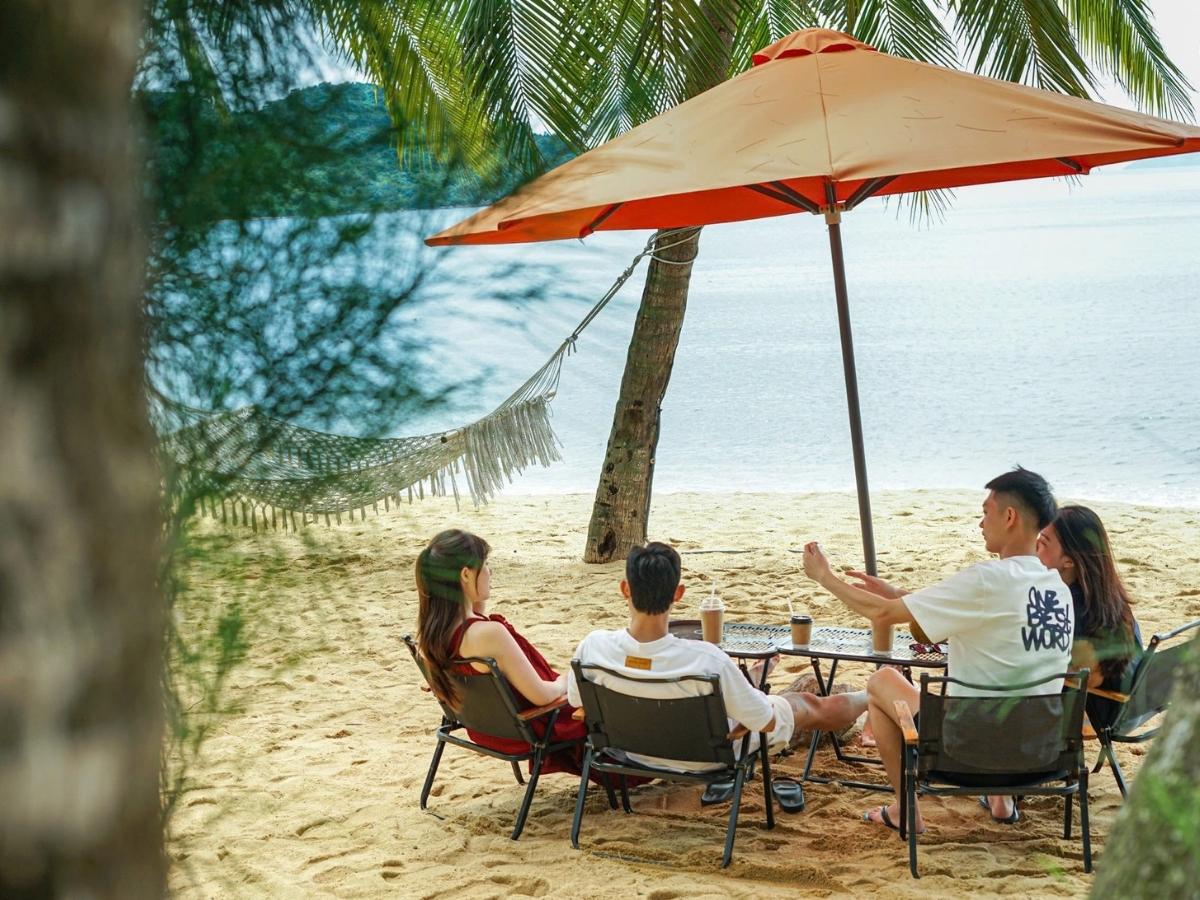 Cá Chuồn Space nổi bật với không gian bar và cafe ngoài trời hướng biển trực diện