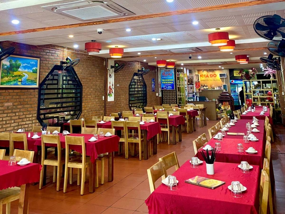 Cơm niêu Nhà Đỏ thu hút thực khách nhờ phong cách thiết kế cổ điển sử dụng gam màu đỏ trầm