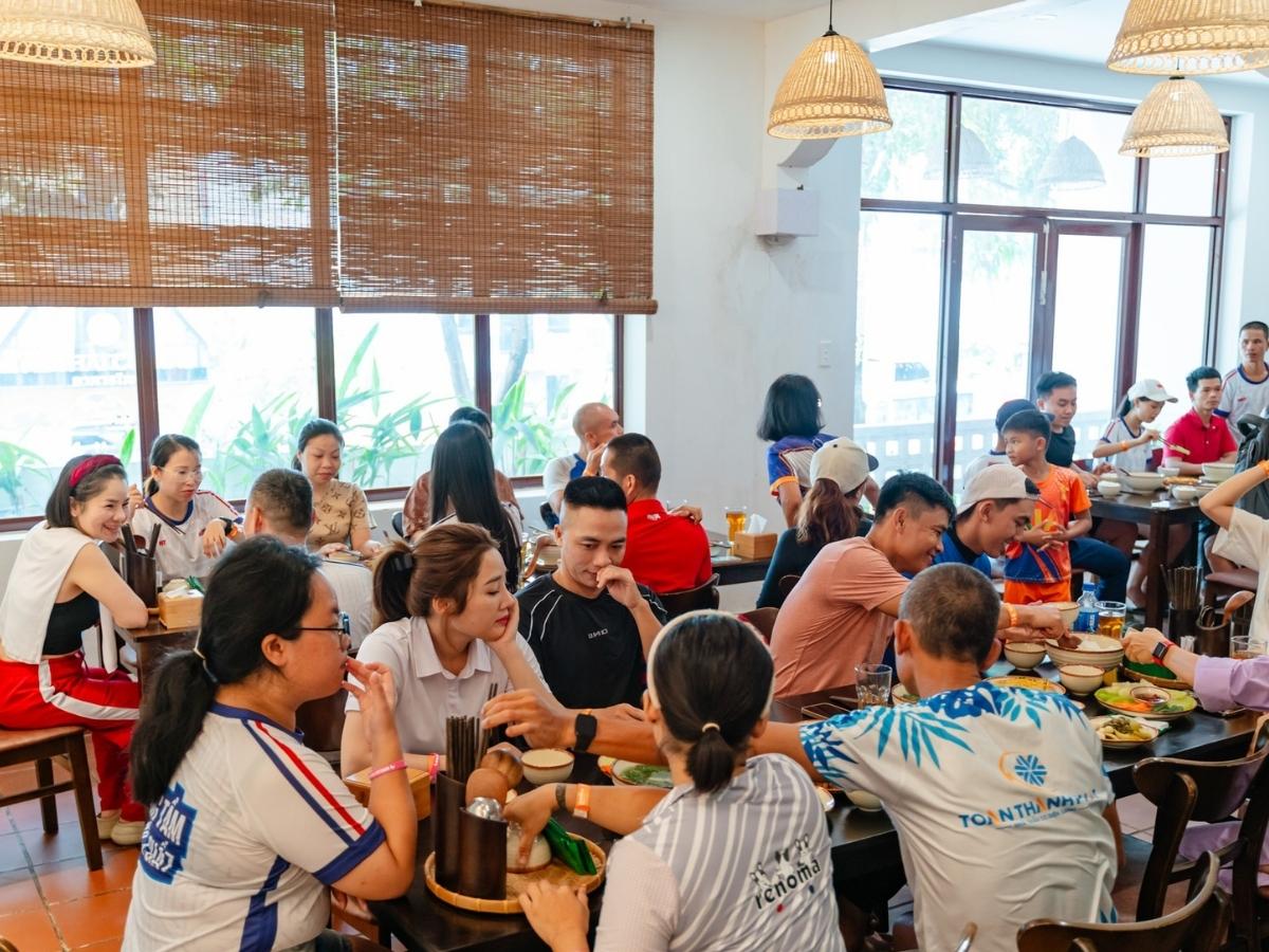 Việc liên hệ đặt bàn trước sẽ giúp gia đình chủ động sắp xếp thời gian