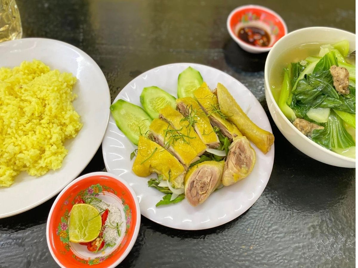 Cơm gà Hoàng Yến nổi bật với các món cơm gà xé, gỏi gà tươi ngon cùng nhiều món ăn hấp dẫn