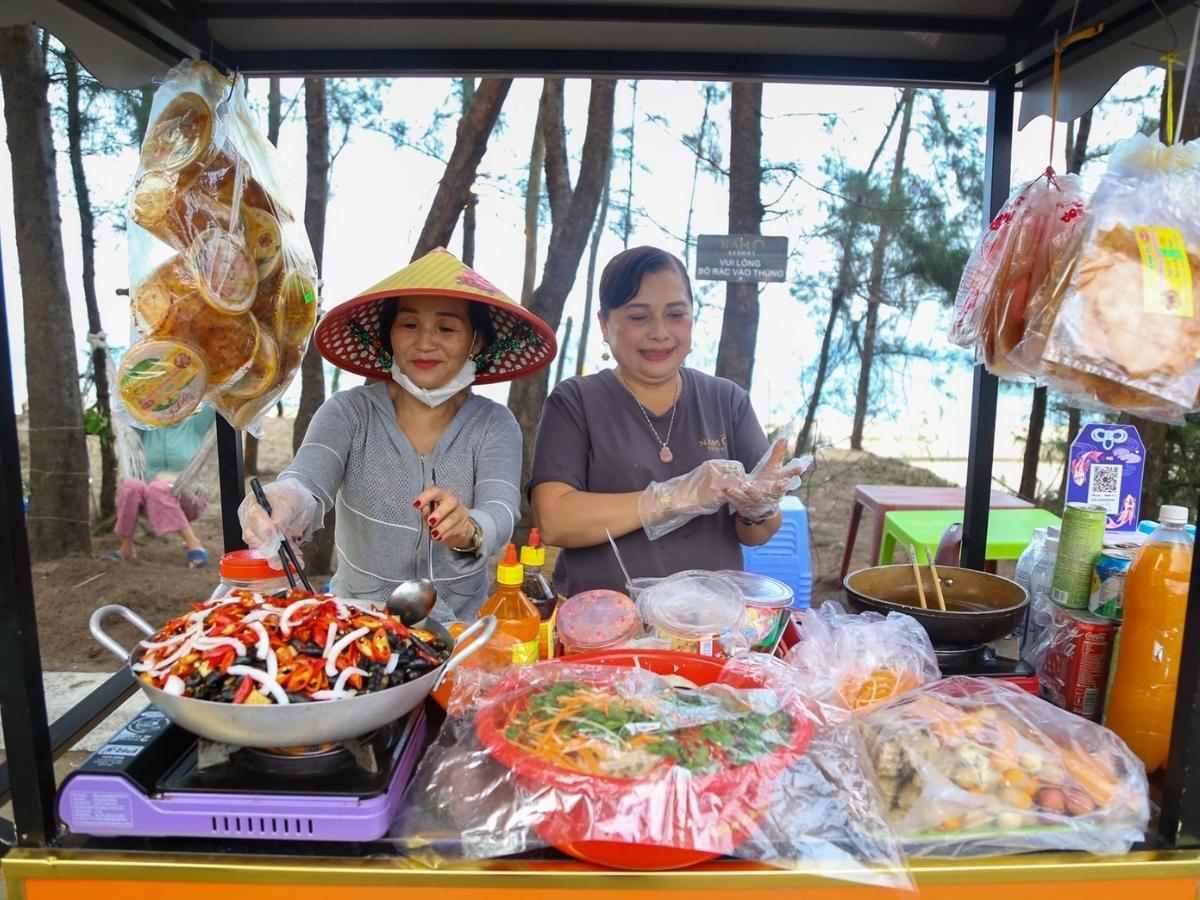Quán ăn vặt Đà Nẵng trở nên hấp dẫn là nhờ thiết kế không gian trẻ trung, hiện đại nhưng vẫn gần gũi và thân thiện.