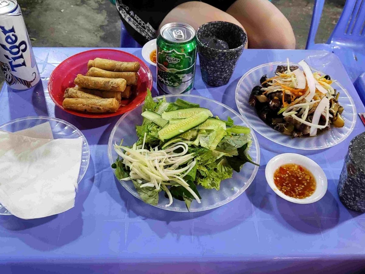 Khu vực dưới chân cầu Trần Thị Lý được xem là "thiên đường" ăn vặt Đà Nẵng.