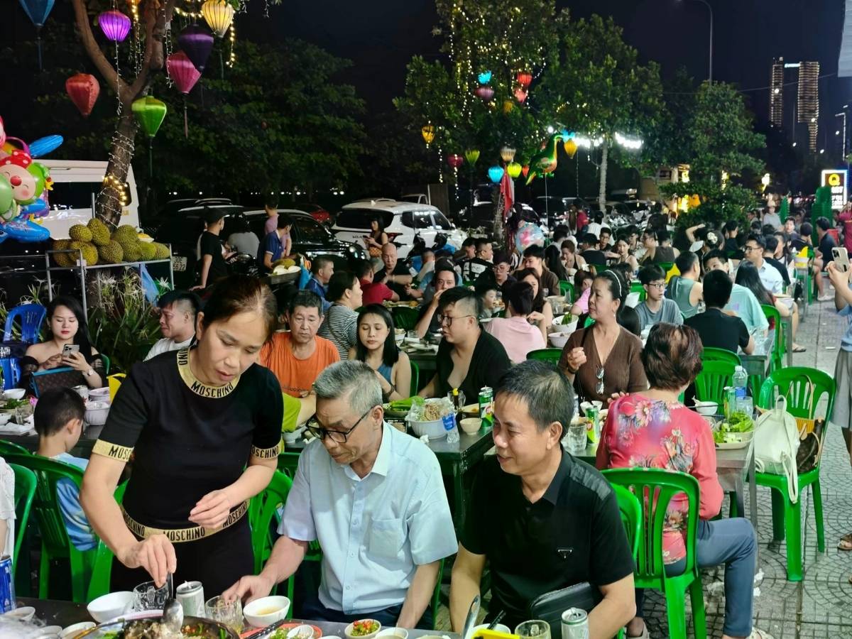 Bé Mặn thu hút thực khách bởi không gian có view biển đẹp mắt.